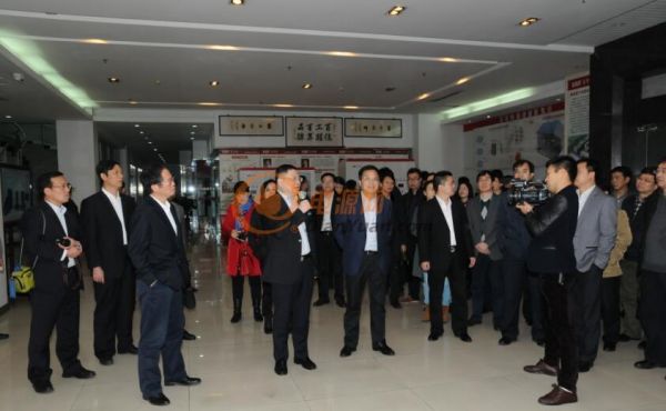 易事特集團董事長何思模教授向專家組作介紹