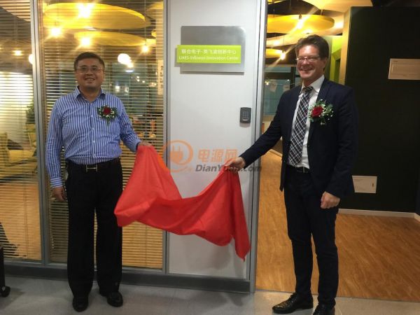 郭晓潞博士（左）和Peter Schiefer先生（右）为创新中心揭牌
