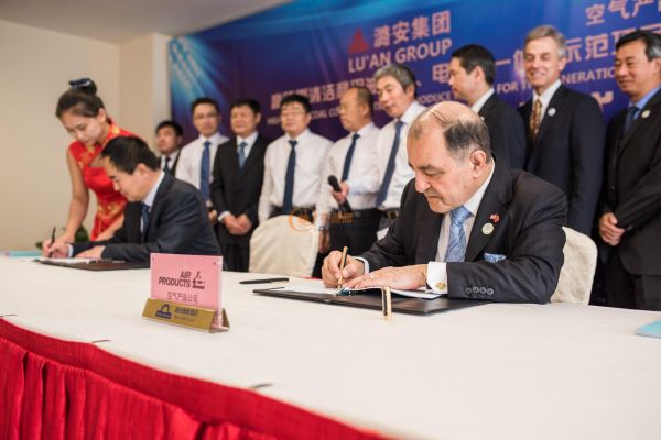 空气产品公司董事会主席、总裁兼首席执行官Seifi Ghasemi(右)和潞安集团董事长李晋平(左)签署合资协议。