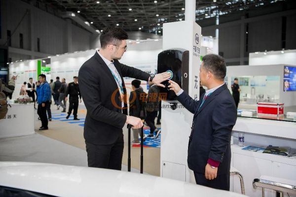 配圖（2017年Automechanika Shanghai 展會現(xiàn)場，中國汽車制造商為觀眾展示 “ Plugless” 無線充電系統(tǒng)）