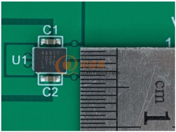 6 V輸入、雙路輸出μModule降壓穩(wěn)壓器以3 mm × 4 mm小尺寸為每通道提供2 A電流-圖2 - 3