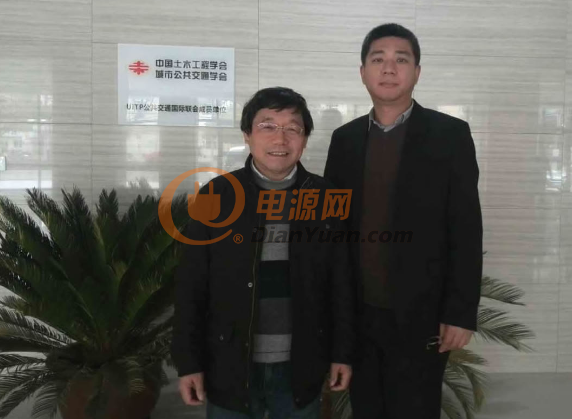 组委会负责人与袁建光副秘书长（左）合影