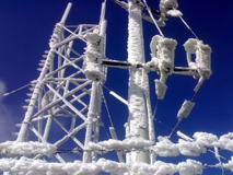 大雪致使输电网络结冰停运