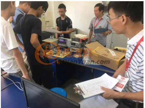 浙江赛区参赛评委使用鼎阳的仪器对参赛作品进行评测