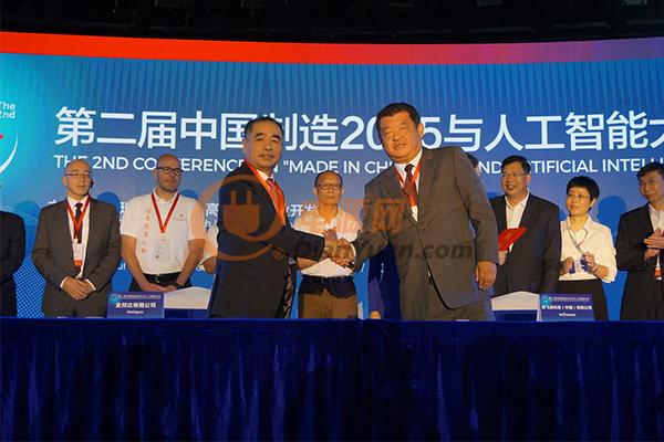 图为英飞凌科技（中国）有限公司大中华区总裁苏华博士（前排右）与金邦达董事会主席卢闰霆先生（前排左）在签约仪式上