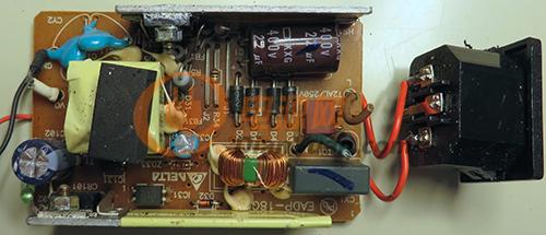 美国工程师拆解了三款12V AC适配器：买家自慎！
